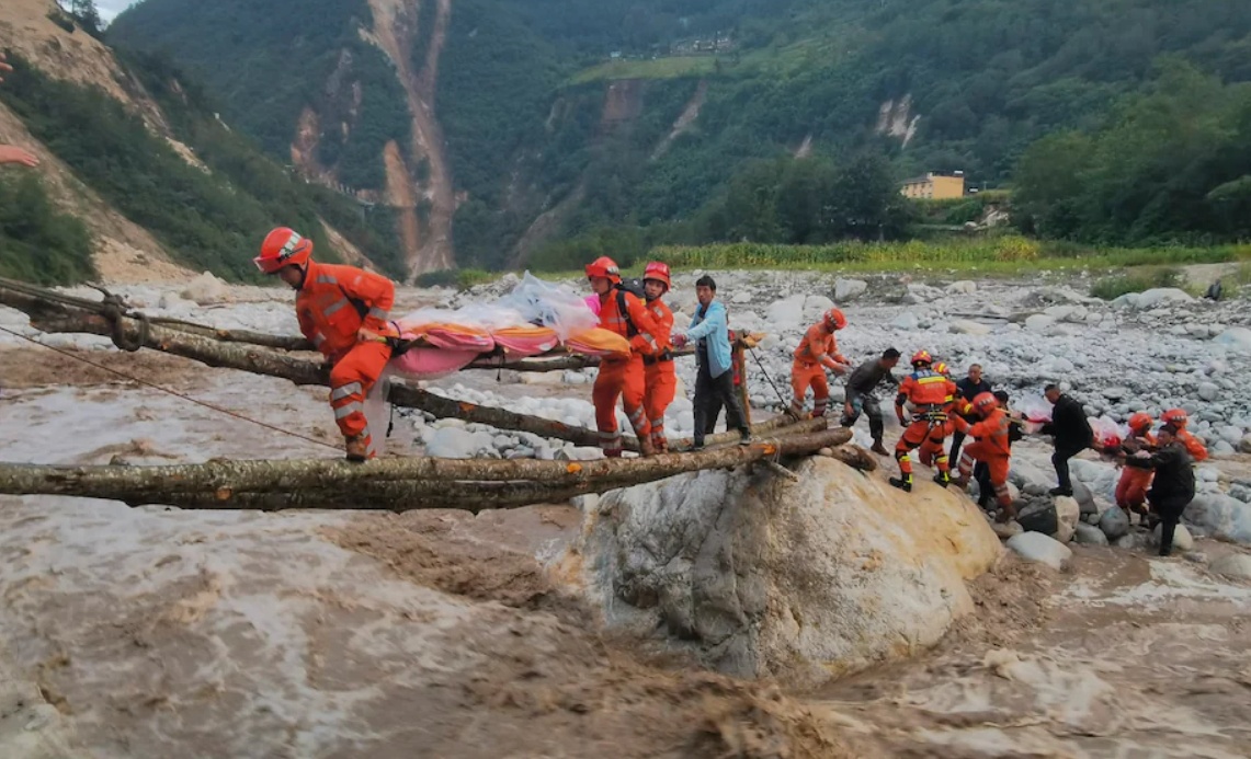 Trận động đất xảy ra sau khi tỉnh Tứ Xuyên trải qua đợt hạn hán, thiếu điện kéo dài vào tháng trước và thành phố Thành Đô đang thực hiện phong tỏa để kiểm soát dịch Covid-19.