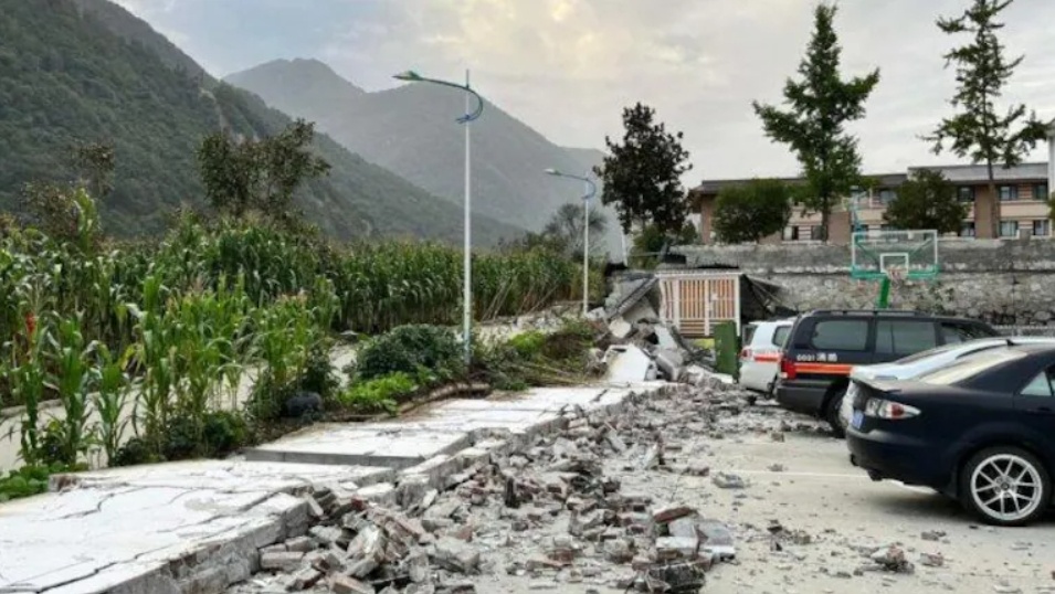 Sở Thủy lợi tỉnh Tứ Xuyên cho biết đang theo dõi mực nước tại các con sông, đập nước trong tỉnh. Cơ quan này cho hay trận động đất đã gây ảnh hưởng mạnh tại khu vực phụ lưu sông Đại Độ và khuyến cáo người dân sống ở khu vực hạ lưu sơ tán khỏi nơi ở.