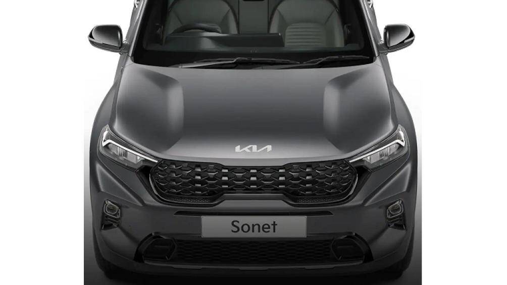 Một số chi tiết ngoại thất màu đen bóng làm điểm nhấn như lưới tản nhiệt, hốc đèn sương mù trước và ốp gương chiếu hậu