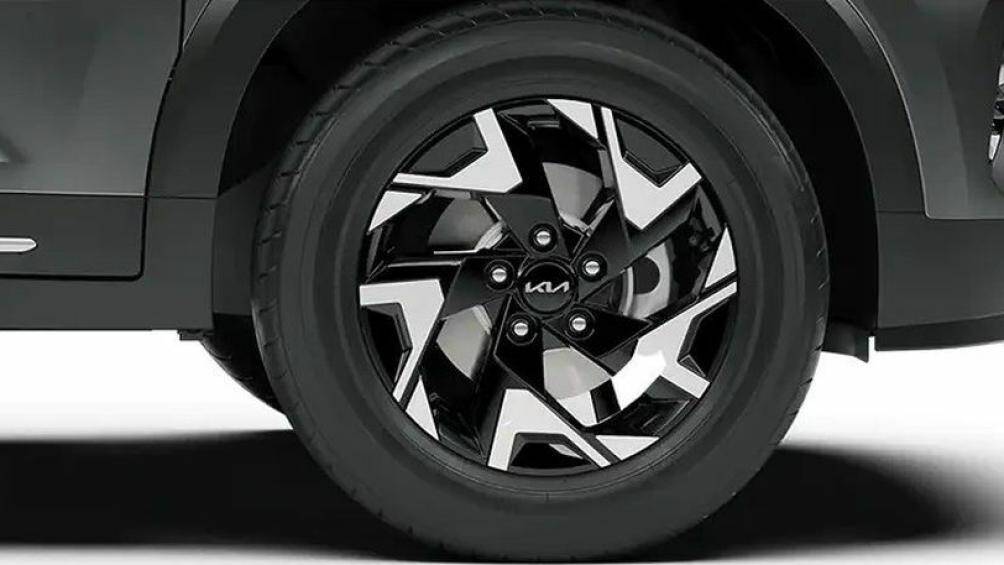 Bên sườn, Kia Sonet X-Line 2023 được trang bị bộ vành hợp kim với đường kính 16 inch mới, sơn 2 màu đen - bạc