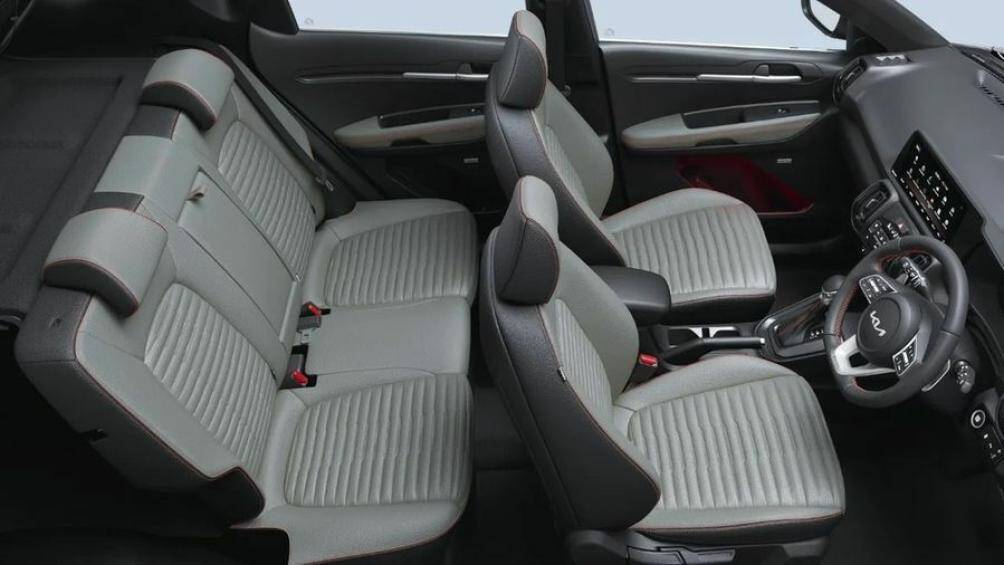 Trên vô lăng, ghế và tappi cửa còn có thêm chỉ khâu màu cam tương phản, trần xe bọc màu đen mới