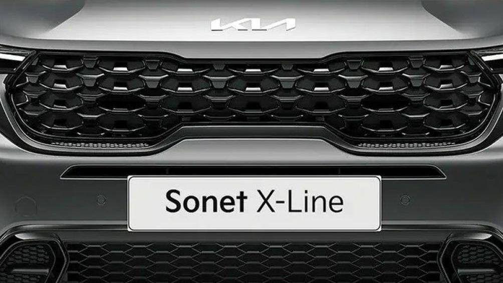 Trong khi đó, tấm ốp gầm giả dưới cản trước/sau lại được sơn màu đen bóng với những điểm nhấn bằng kim loại màu bạc