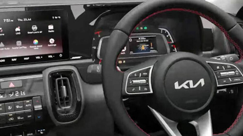 Bên trong xe, Kia Sonet X-Line 2023 cũng có một số thay đổi đáng chú ý như ghế và tappi cửa phối 2 màu xám - be mới