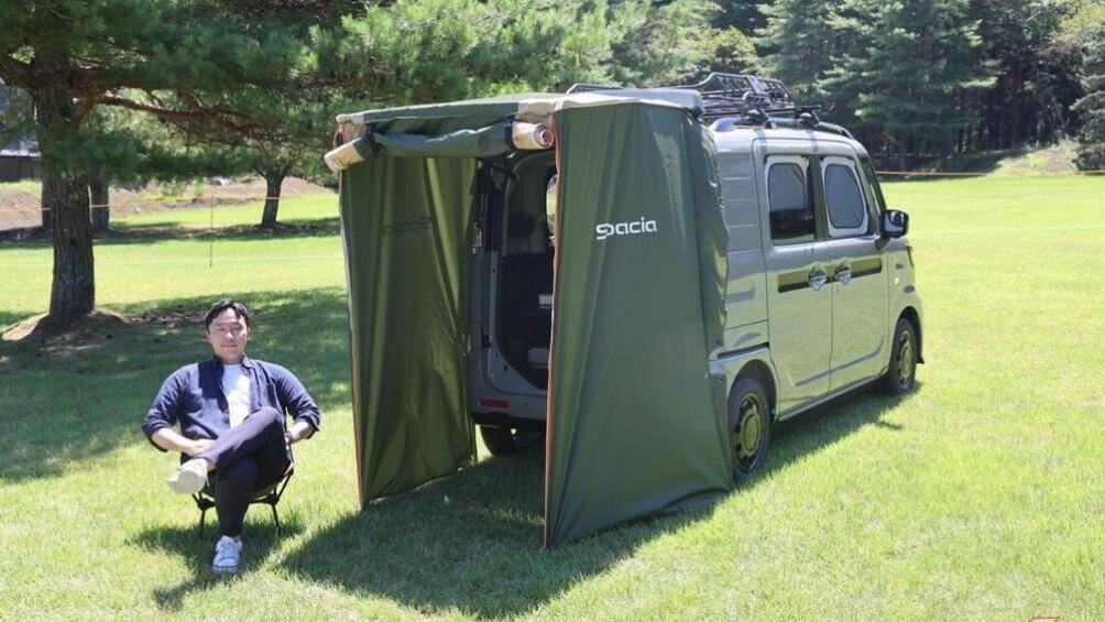 Phiên bản Spacia Base 2023 sở hữu loạt trang bị riêng, phù hợp với các hoạt động ngoài trời như cắm trại hoặc ngủ trong xe