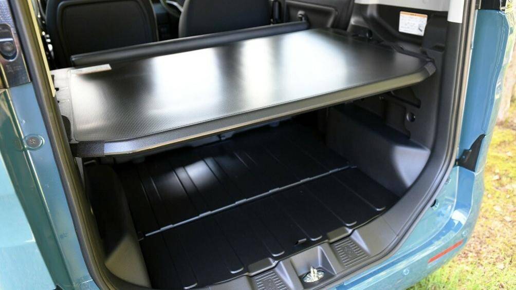 Hộc đựng đồ phía sau và ngăn chứa đồ dưới ghế phụ lái hay bàn gấp sau lưng ghế trước