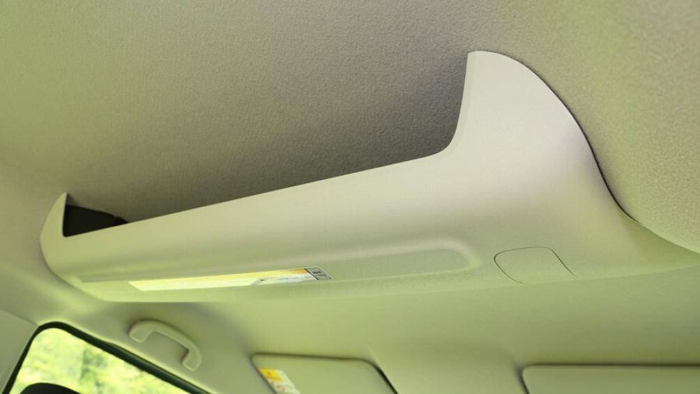 Ngoài ra, còn có nhiều trang bị tiện dụng khác như ngăn chứa đồ trên trần xe...