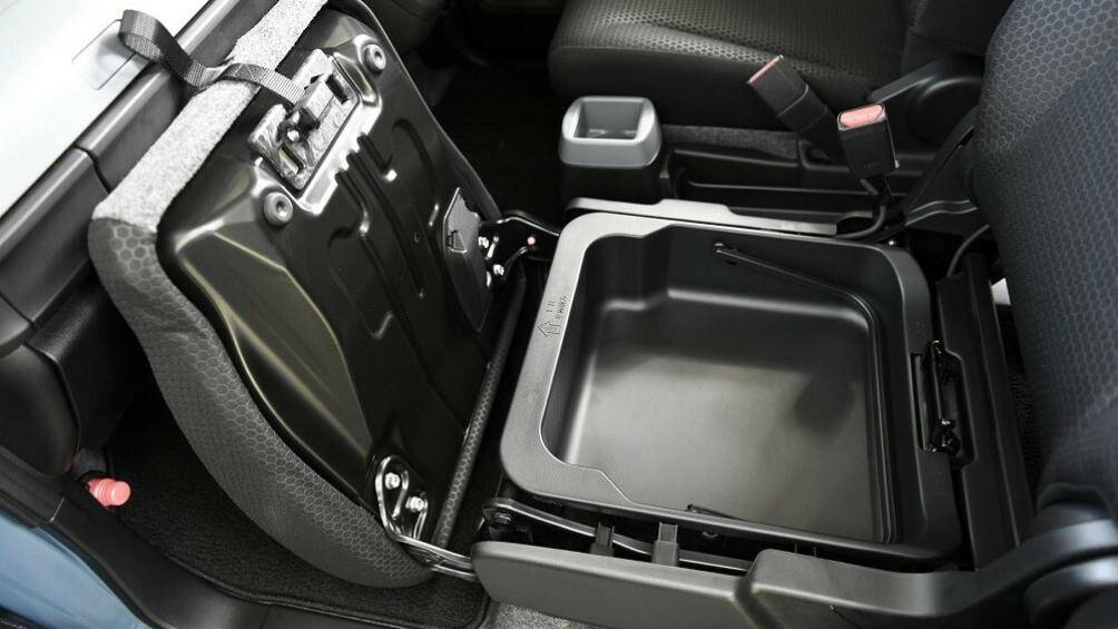 Suzuki Spacia Base 2023 cũng có những trang bị an toàn như hệ thống kiểm soát hành trình, phanh giảm thiểu va chạm với 2 camera, cảnh báo lệch làn đường...