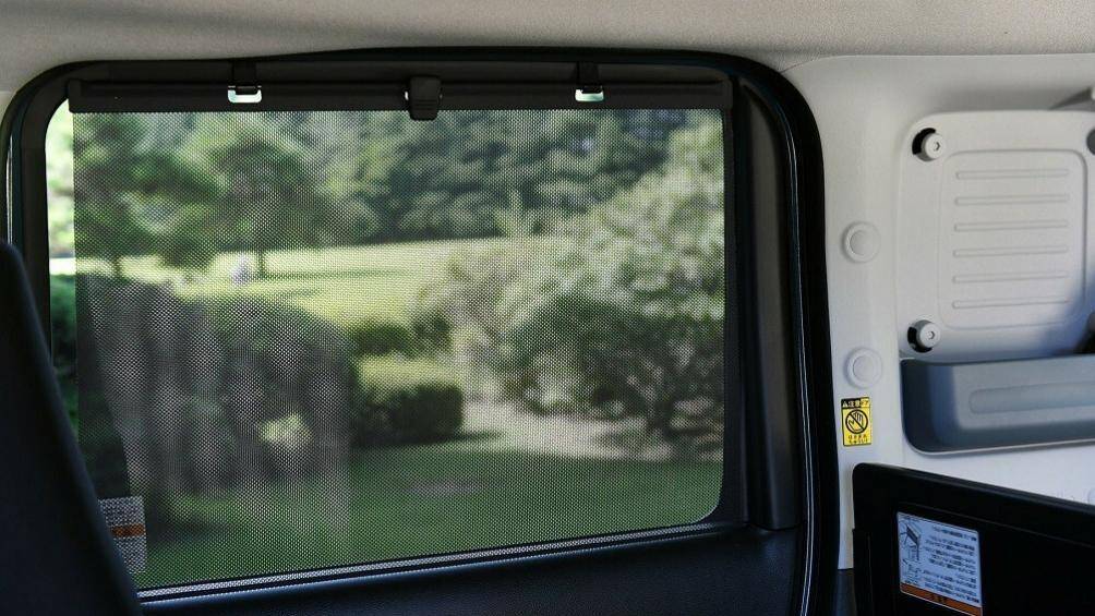 Bên cạnh đó là cổng USB Type A/Type C, tính năng sưởi ở hàng ghế trước và rèm cửa dạng cuộn