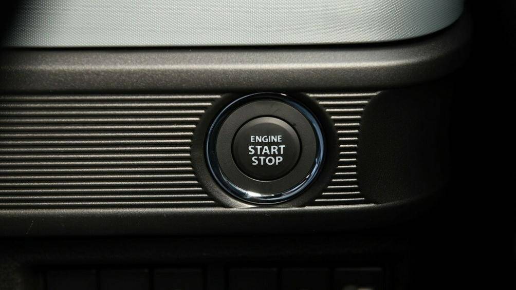 Điều hòa tự động, đèn LED nội thất, ghế lái chỉnh độ cao, vô lăng gật gù và kính cửa sổ chống tia cực tím UV/tia hồng ngoại IR