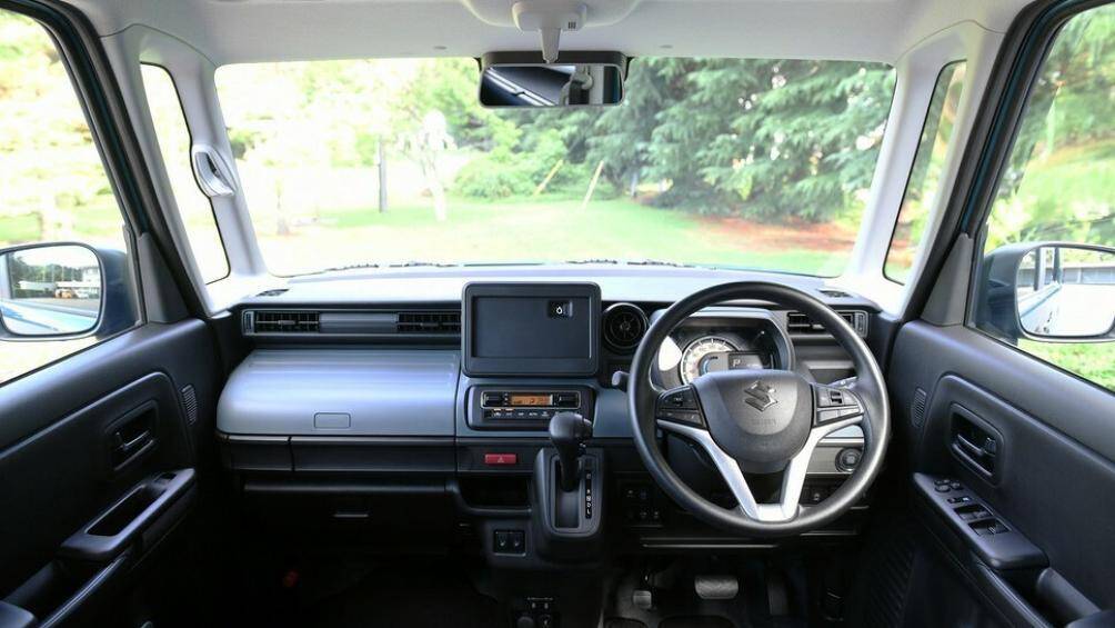 Những trang bị tiện nghi khác của Suzuki Spacia Base 2023 bao gồm nút bấm khởi động máy, tính năng mở cửa không cần chìa khóa...