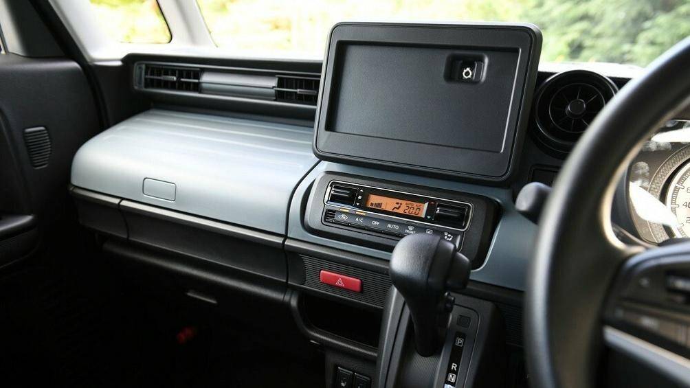 Tuy nhiên, Suzuki Spacia Base 2023 không có màn hình thông tin giải trí