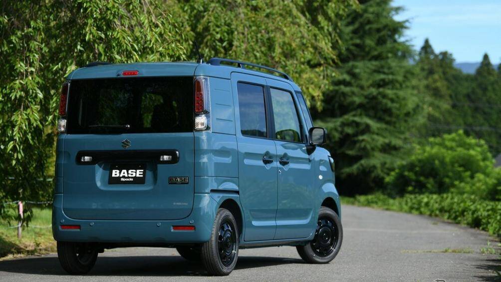 Phía sau xe xuất hiện cụm đèn hậu nằm dọc, nẹp màu đen bóng trên cửa cốp tích hợp 2 đèn và đèn phanh trên cao