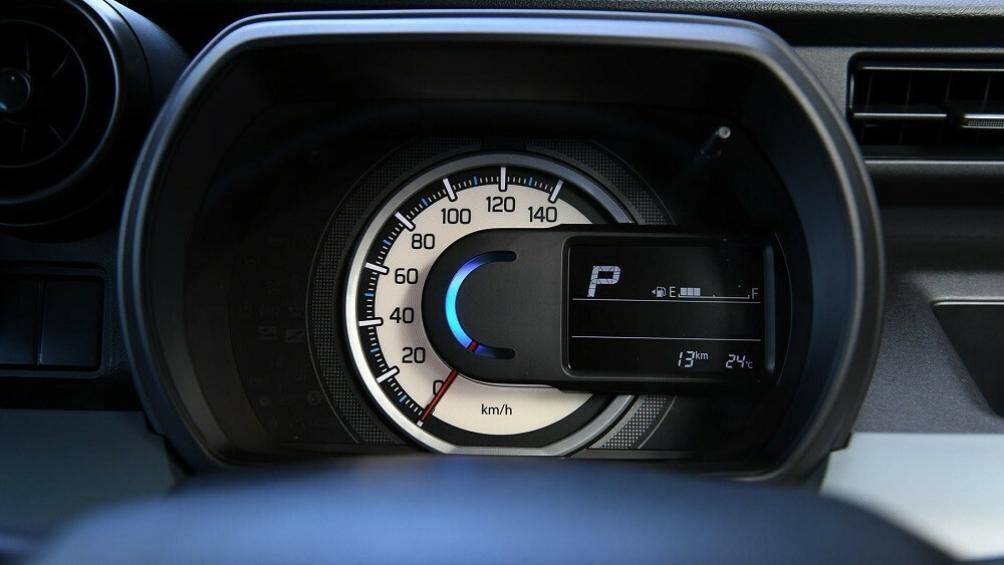 Bên trong bảng đồng hồ của Suzuki Spacia Base 2023 chỉ có màn hình đa thông tin khá nhỏ