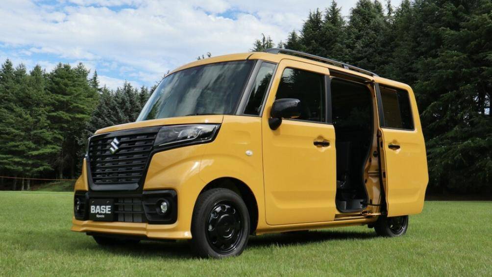 Bên dưới là cản trước tích hợp hốc gió trung tâm và 2 đèn sương mù hình tròn