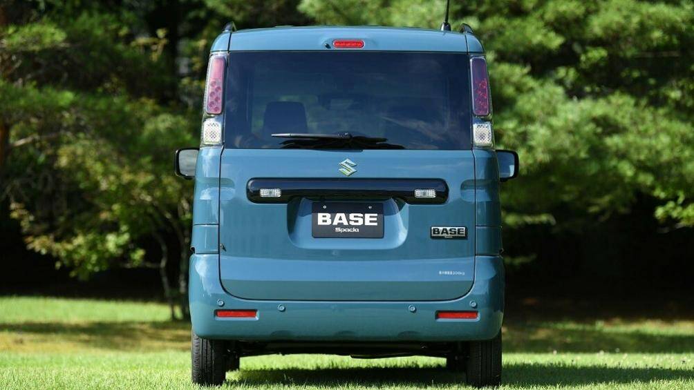 Trong khi đó, phía sau xe xuất hiện cụm đèn hậu nằm dọc, nẹp màu đen bóng trên cửa cốp tích hợp 2 đèn và đèn phanh trên cao