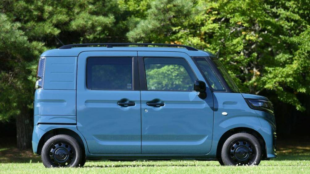 Bên sườn, Suzuki Spacia Base 2023 được trang bị cửa trượt. Thêm vào đó là bộ vành la-zăng 14 inch, tay nắm cửa, ốp gương ngoại thất đen bóng