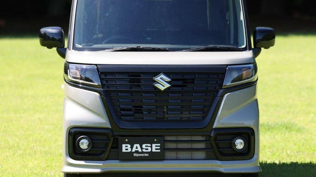 Ngoại thất của Suzuki Spacia Base 2023 được thể hiện qua thiết kế đầu xe với lưới tản nhiệt cỡ lớn, sơn màu đen, nối liền với cụm đèn pha LED hai bên