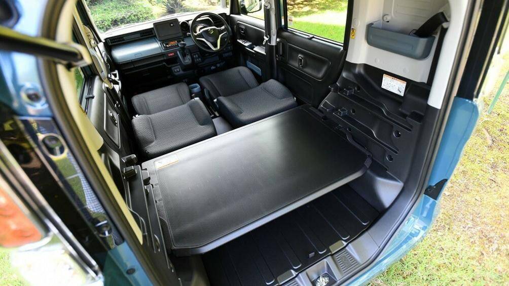 Bên trong Suzuki Spacia Base 2023, hàng ghế sau đã được thu nhỏ lại, chỉ sử dụng trong trường hợp khẩn cấp, nhằm mở rộng khoang hành lý