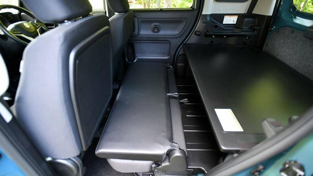 Bên trong khoang hành lý có 3 nấc để đặt tấm vách này để dùng làm như bàn làm việc, bàn ăn