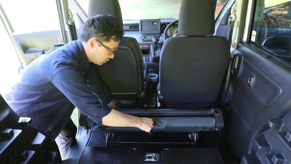 Khoang hành lý phía sau của Suzuki Spacia Base 2023 được chú trọng hơn cả. Mẫu xe này được tạo ra với mục đích chỉ phục vụ 1 hoặc 2 người