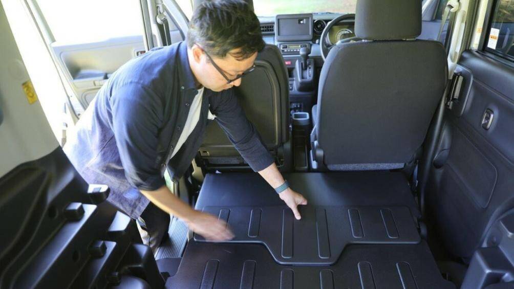 Nếu ghế phụ lái phía trước gập xuống, hành khách trưởng thành có thể nằm duỗi chân thoải mái để ngủ trong xe