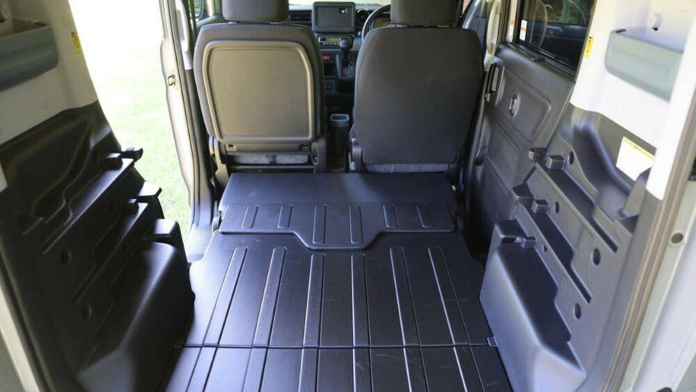 Cụ thể, khi hàng ghế sau gập phẳng xuống, người dùng sẽ có một không gian mới rộng rãi và bằng phẳng hơn