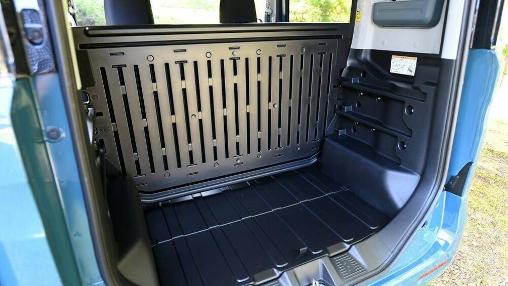 Hãng Suzuki còn trang bị sẵn tấm vách làm bằng nhựa cứng cho Spacia Base 2023. Tấm nhựa này chẳng những chắc chắn mà còn có thể dễ dàng lau chùi