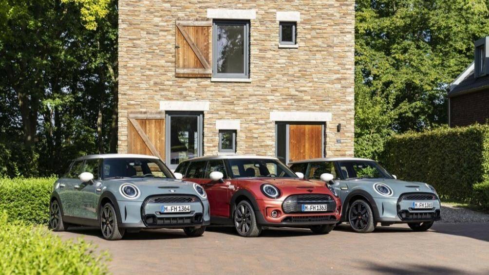 Với công nghệ sơn đặc biệt, phần mui chuyển màu của mỗi chiếc MINI Cooper Multitone sẽ hoàn toàn không bị "đụng hàng"