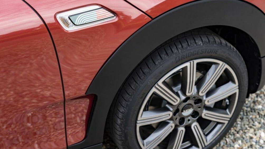 Tuỳ dòng xe, các bản MINI Multitone sẽ có mâm Scissor 17 inch hoặc Pulse 18 inch