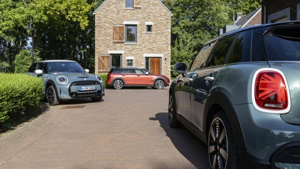 Vẻ ngoài có được nhờ vào quy trình sơn ướt sáng tạo được sử dụng tại nhà máy Mini ở Oxford