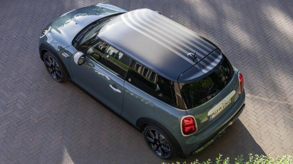 Ở bên dưới, thân xe của MINI Cooper 3 cửa và 5 cửa bản Multitone sẽ được sơn màu xanh lá Sage Green