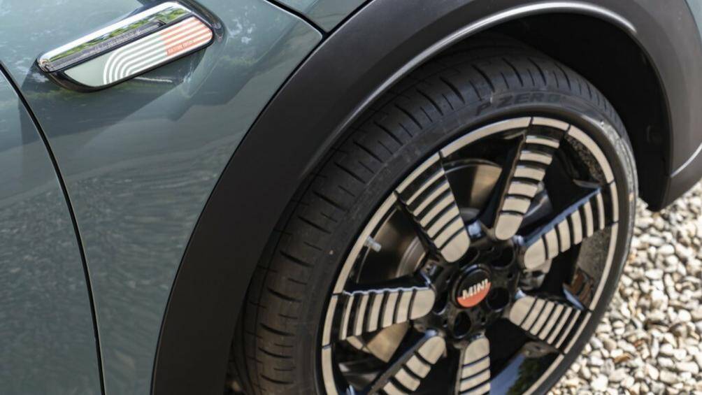 Trong khi đó MINI Clubman Multitone có màu đỏ Indian Summer Red. Dù là màu nào, chúng cũng sẽ có ốp khe gió trang trí vòm bánh trước