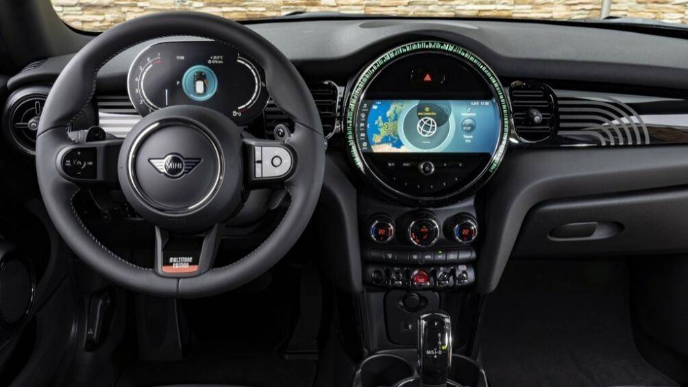 Hoạ tiết cầu vồng trừu tượng tiếp tục xuất hiện trong nội thất ở táp-lô, bậu cửa, chắn nắng và thảm sàn