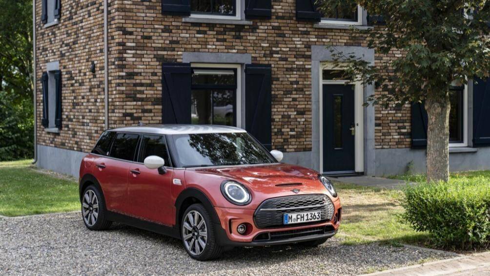 Các chi tiết như ốp gương, tay nắm cửa, viền đèn, nắp xăng và tay nắm cốp sau đều được sơn màu trắng bóng