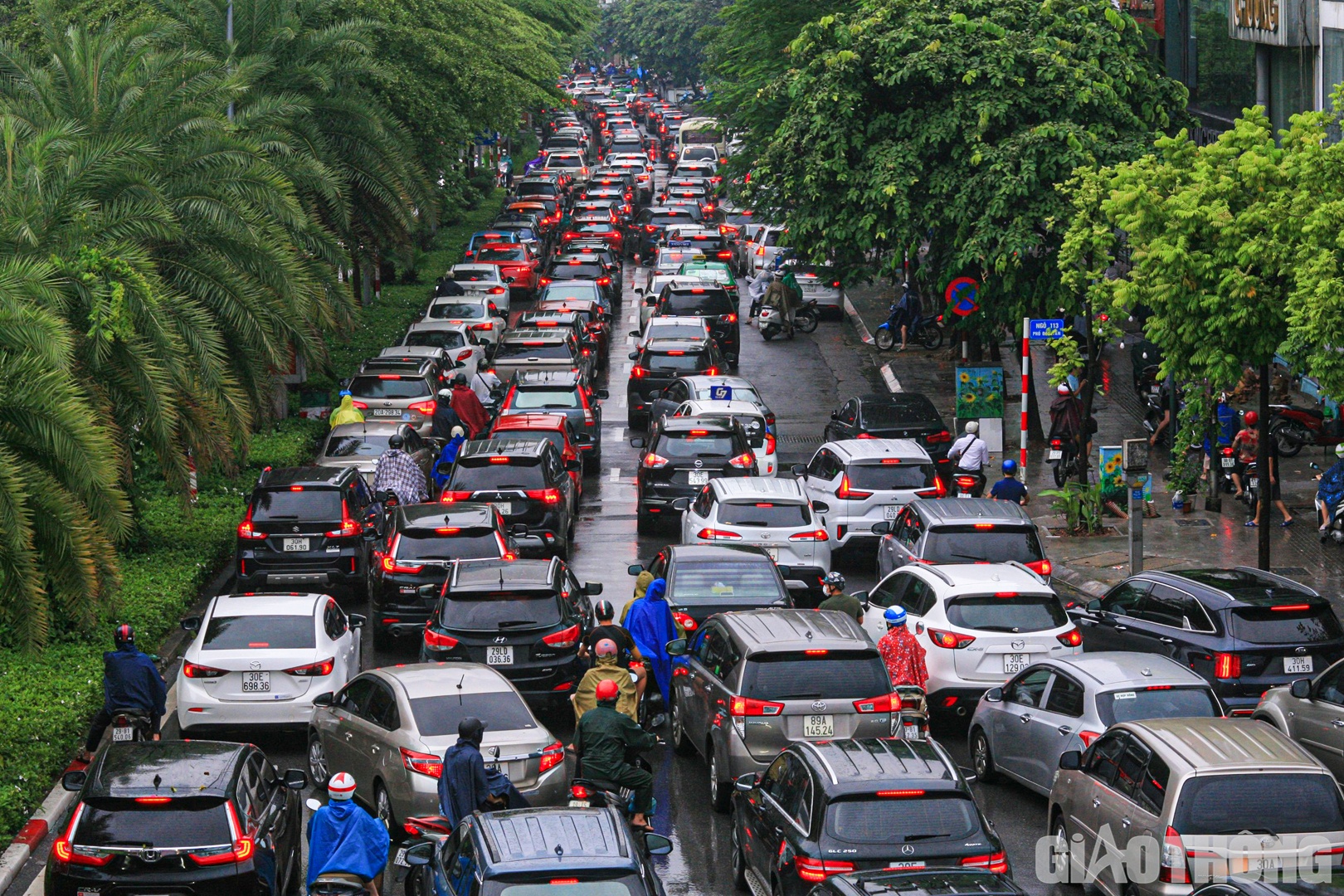 Dòng xe nối dài tại phố Đào Tấn (phía gần với đường Bưởi).