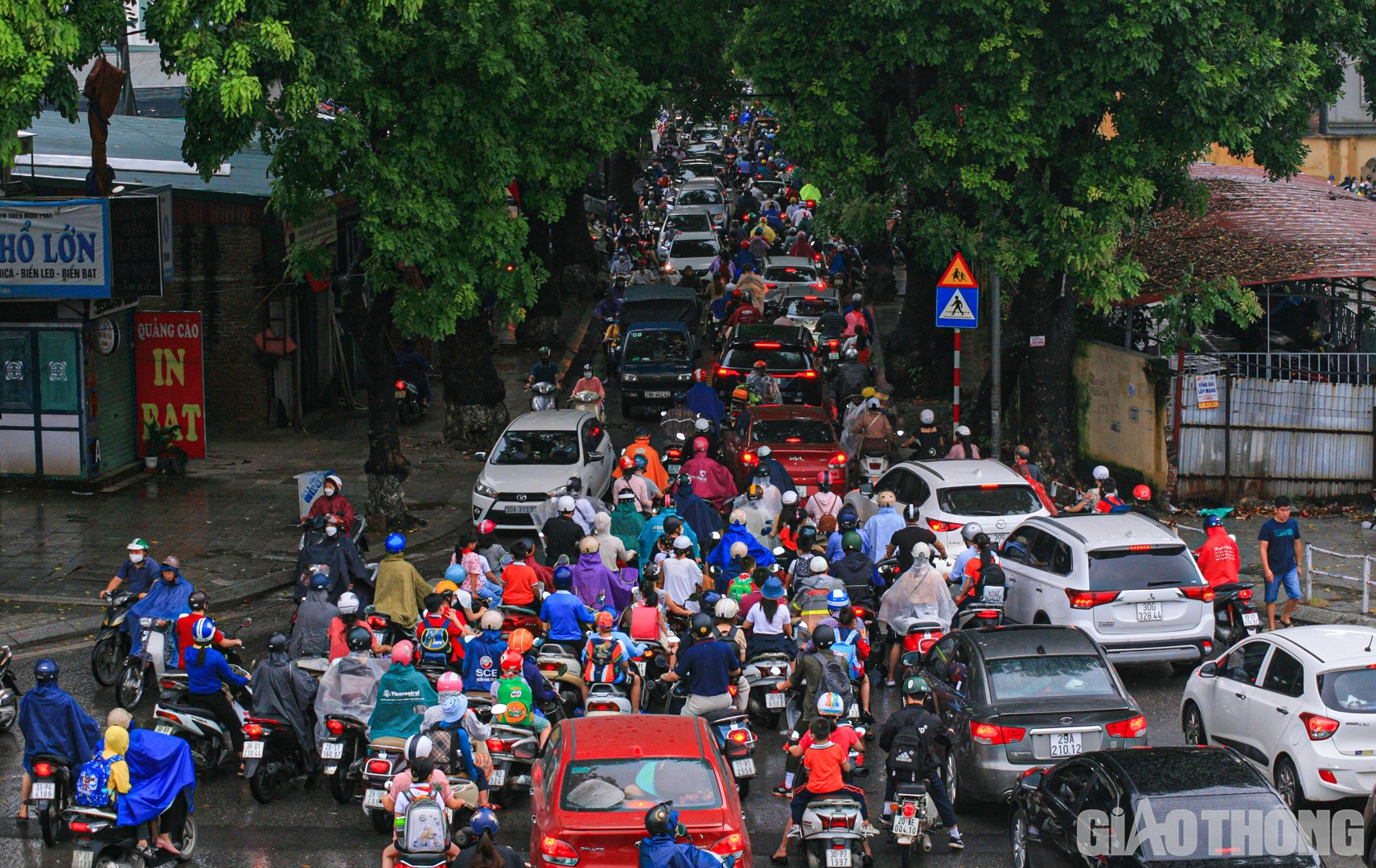 Nút giao đường Bưởi - phố Đội Cấn cũng xảy ra ùn tắc do lượng phương tiện đổ dồn gây quá tải.