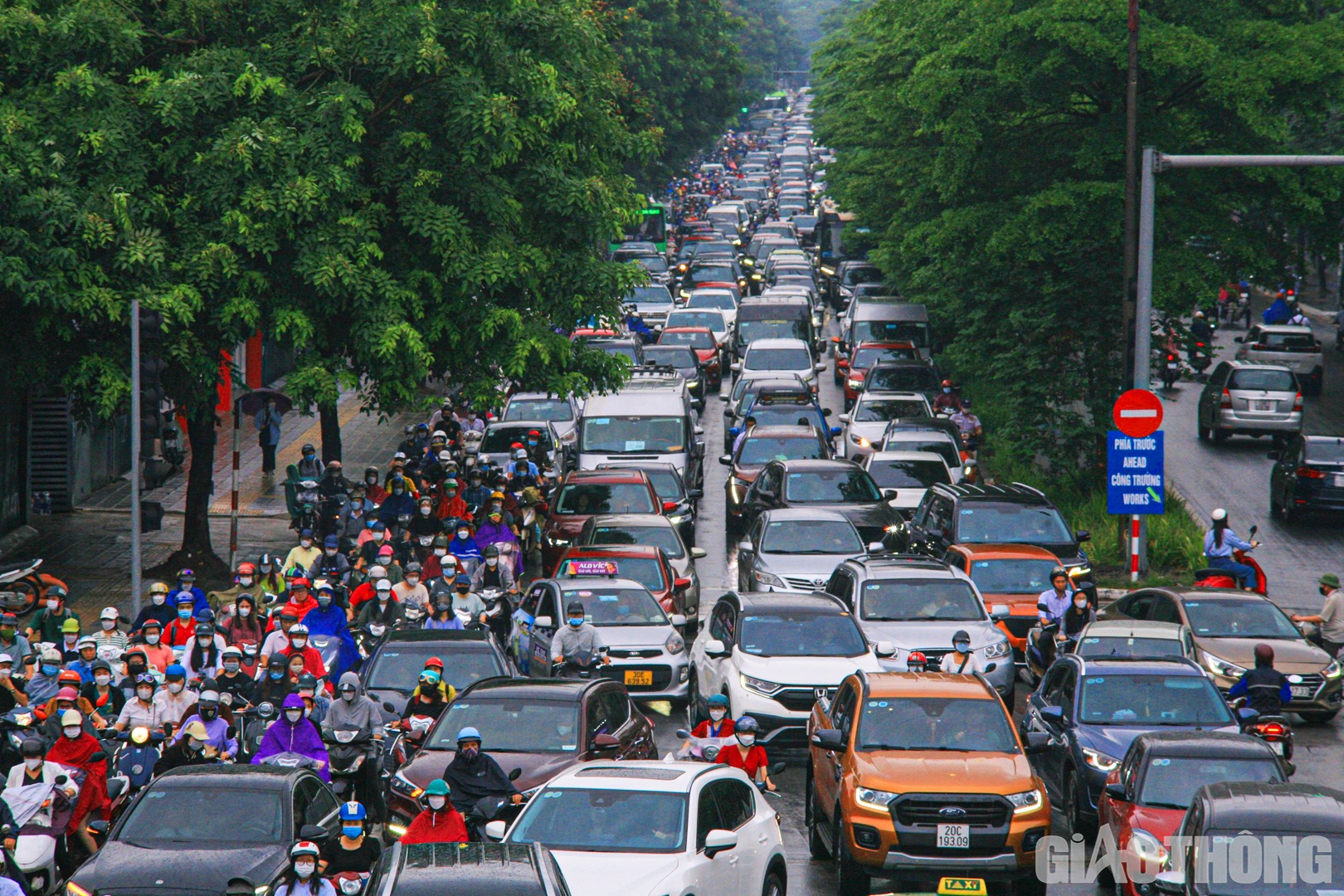 Mật độ phương tiện dày đặc trên phố Nguyễn Khánh Toàn.