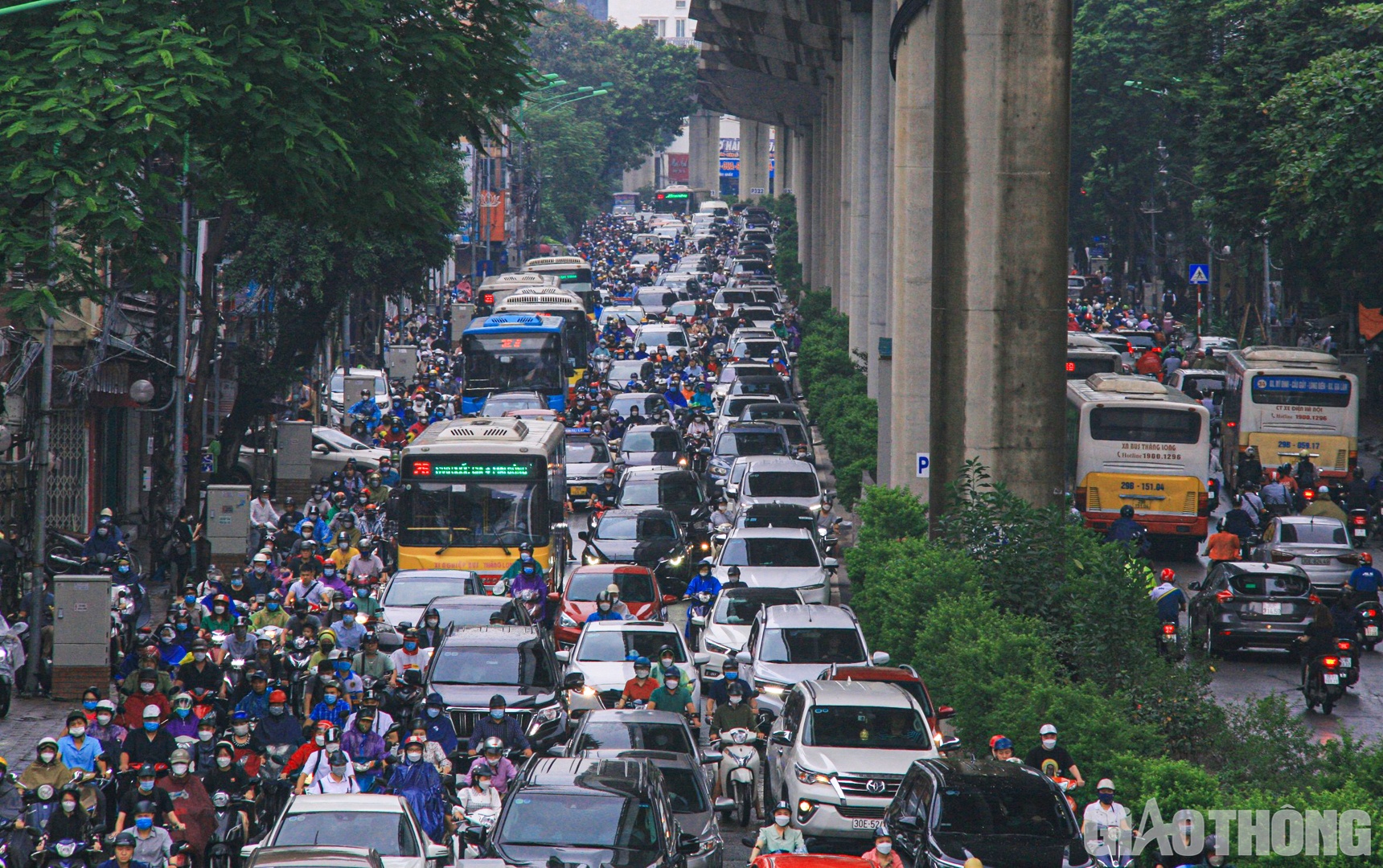 Tương tự, đường Cầu Giấy cũng rơi vào tình trạng kẹt cứng.