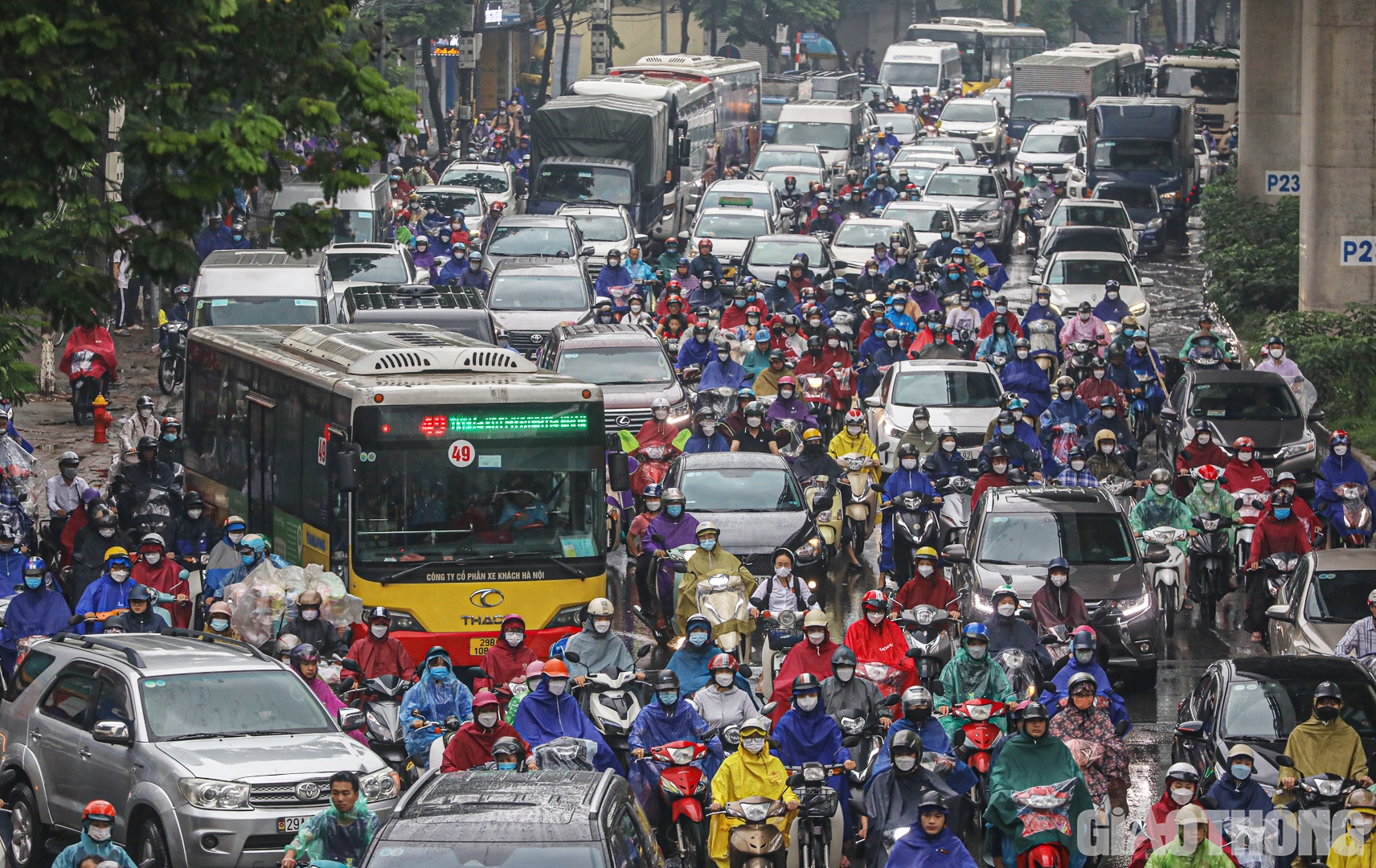 Theo ghi nhận của PV Báo Giao thông, ngay từ sớm, đường Hồ Tùng Mậu (hướng đi trung tâm thành phố) đã ken kín người và xe. Hàng nghìn phương tiện phải nhích từng chút một.