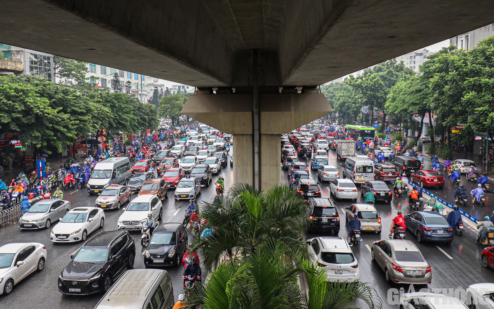 Thời điểm hơn 8h, đường Nguyễn Trãi có lưu lượng phương tiện lớn và ùn ứ cả hai chiều.