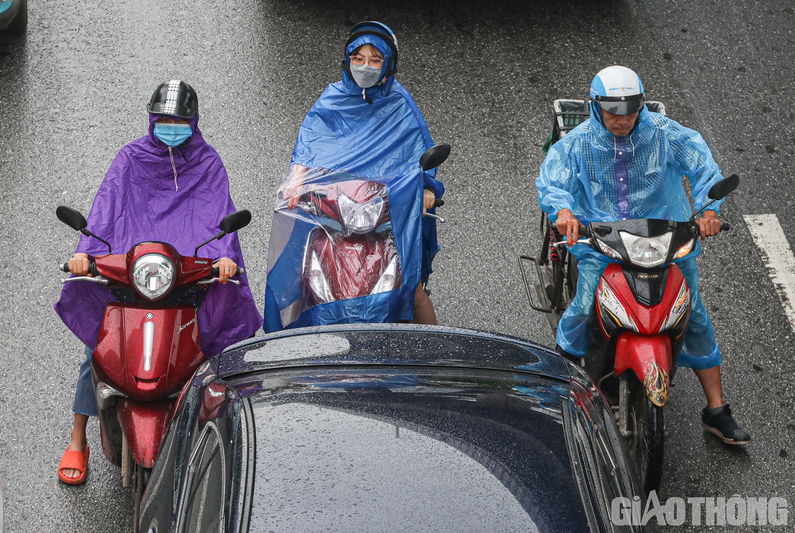 Nhiều người tỏ ra mệt mỏi khi phải "chôn chân" giữa dòng xe đông đúc.