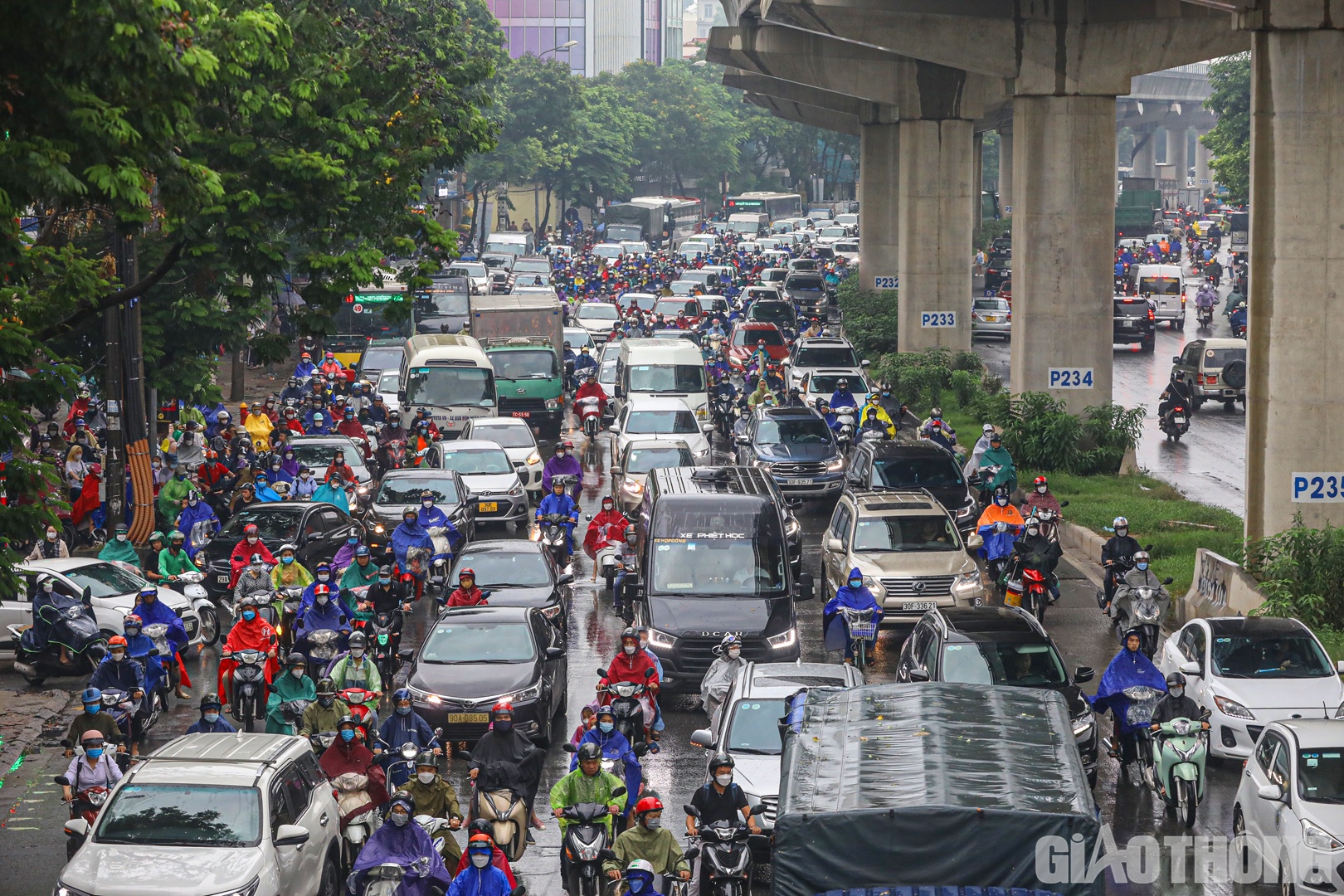 Sáng 8/9, Hà Nội tiếp tục có mưa khiến nhiều tuyến phố ùn tắc nghiêm trọng.