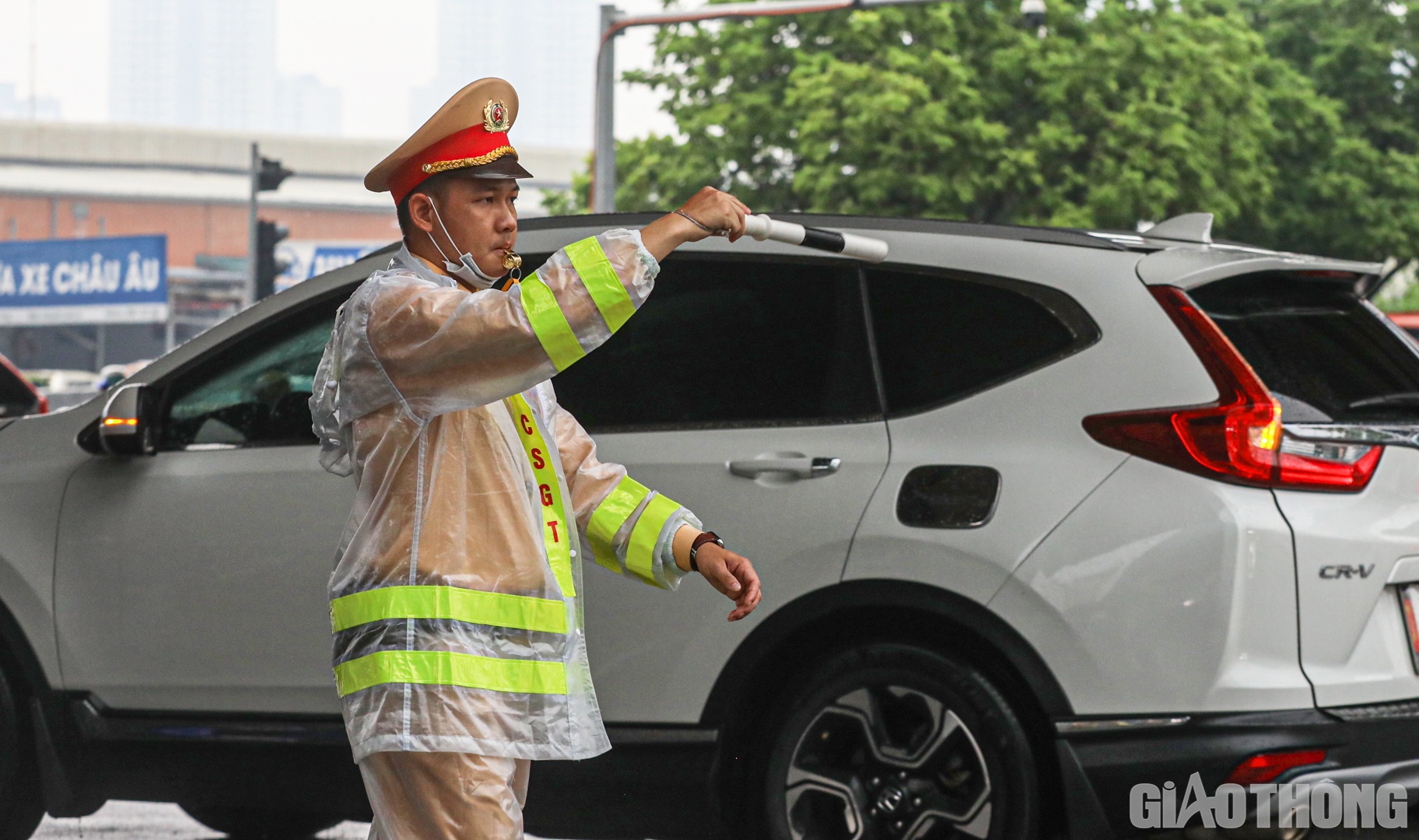 Lực lượng CSGT căng mình làm nhiệm vụ tại nút giao Phạm Hùng - Nguyễn Hoàng - Tôn Thất Thuyết.
