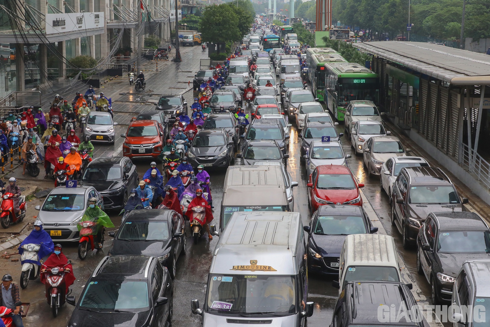 Gần 8h sáng, đường Tố Hữu hướng đi Lê Văn Lương, Khuất Duy Tiến không còn khoảng trống.