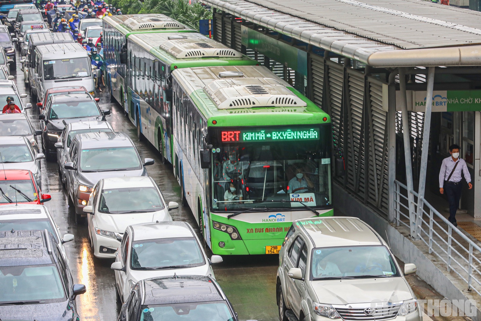 Có thời điểm, 3 chiếc xe buýt BRT nối đuôi nhau tại nhà chờ Khuất Duy Tiến.