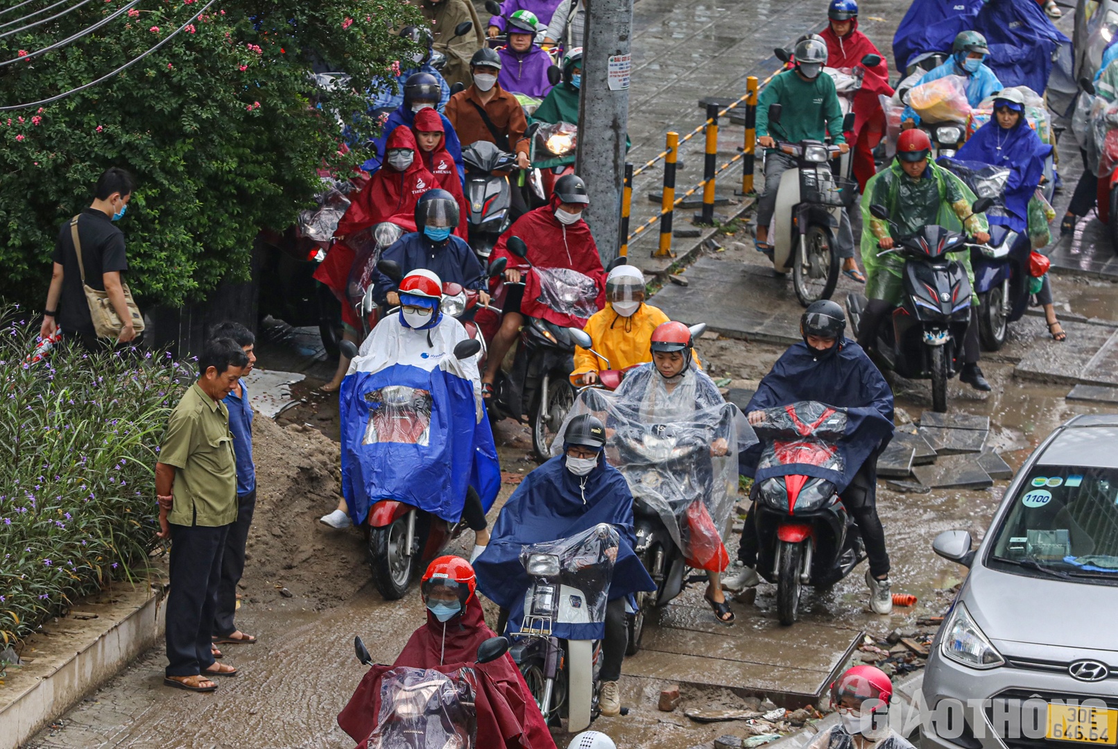 Trong khi đó, nhiều phương tiện tìm mọi cách leo lên vỉa hè, chiếm hết lối đi của người đi bộ.