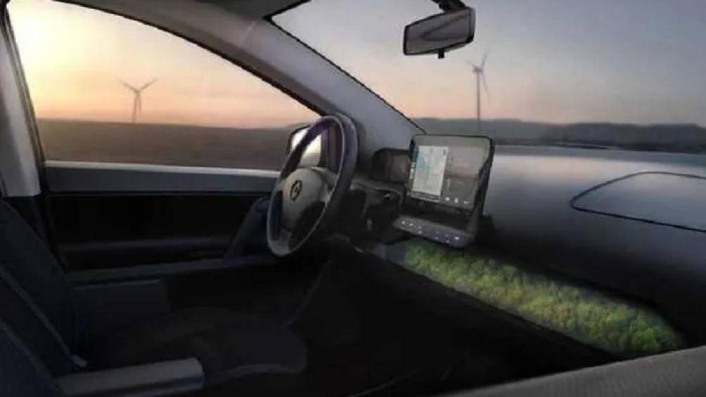 Bên trong, đáng chú ý nhất là dải rêu trên táp-lô của hệ thống lọc không khí. Có thể sạc pin cho xe bằng 3 hình thức: Schuko, Type 2 và CCS