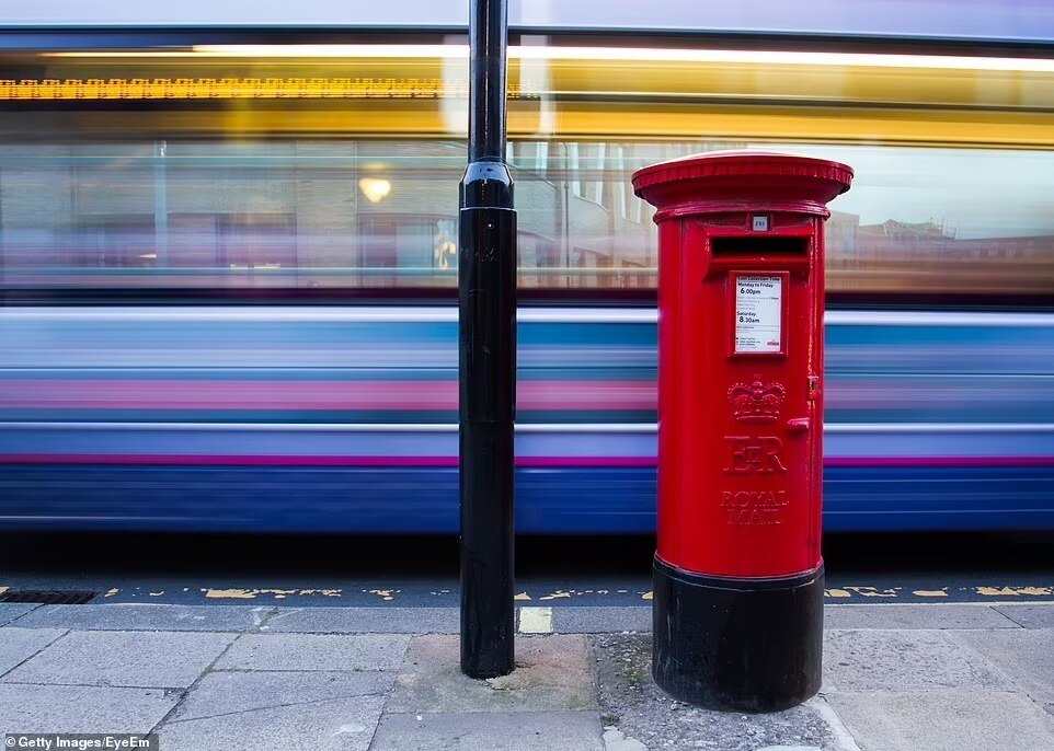 Hiện tại các hộp thư của Dịch vụ điện tín Hoàng gia Anh Royal Mail đang được khắc hình ER (tượng trưng cho Elizabeth Regina - tiếng Latinh có nghĩa là Nữ hoàng). Do đó, những hòm thư mới được sản xuất sẽ có biểu tượng của Nhà vua.