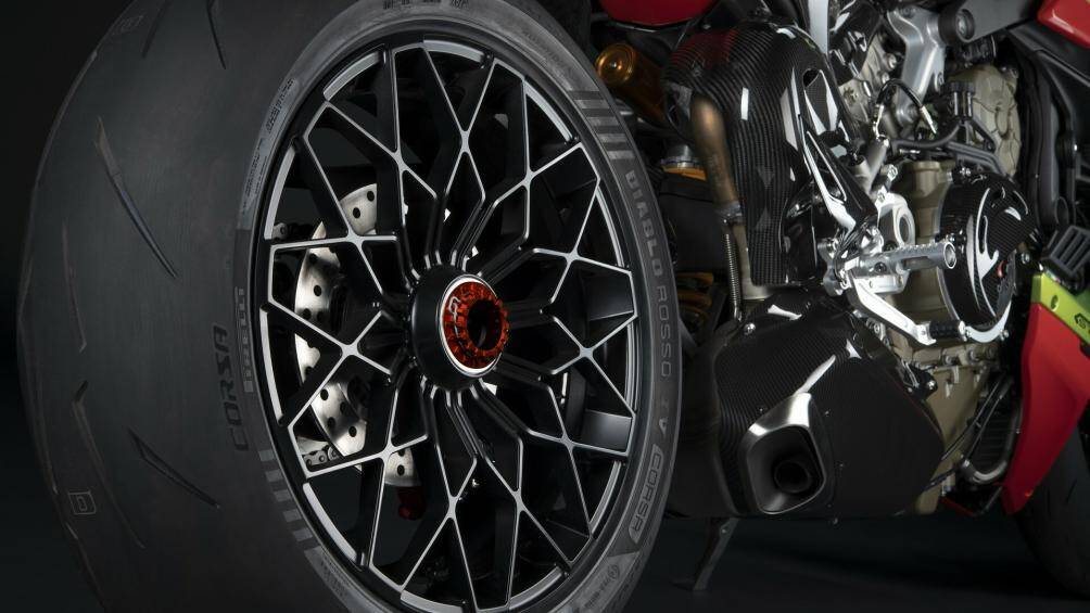 Mẫu xe còn được trang bị cùm phanh Brembo Arancio Dac cũng như phuộc Öhlins màu đen