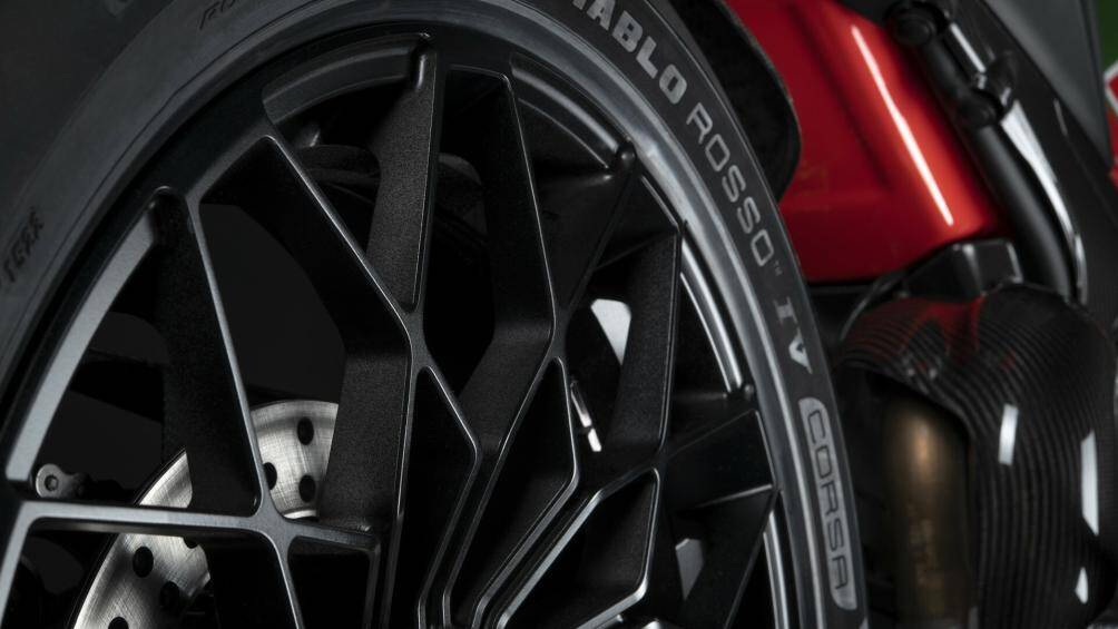 Mẫu xe nảy còn được trang bị một đai ốc khóa titan ở phía sau